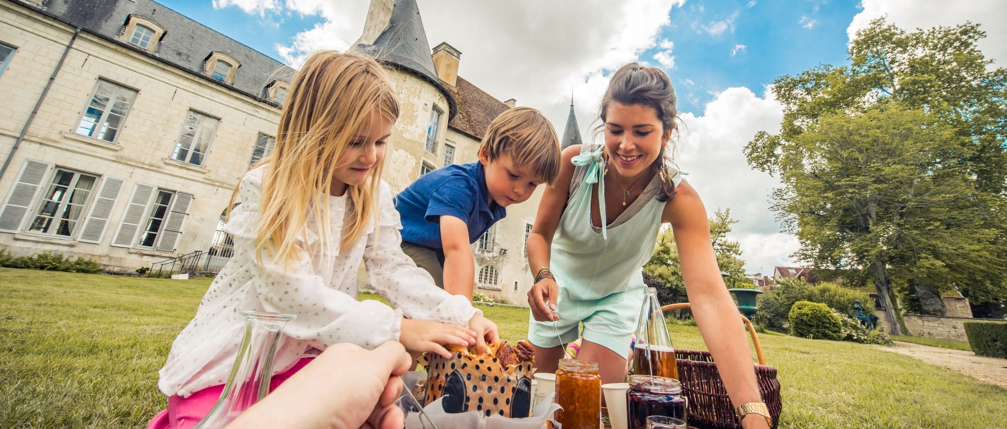Château de Taisne snack - credit Le Bonheur des gens 2 family snack