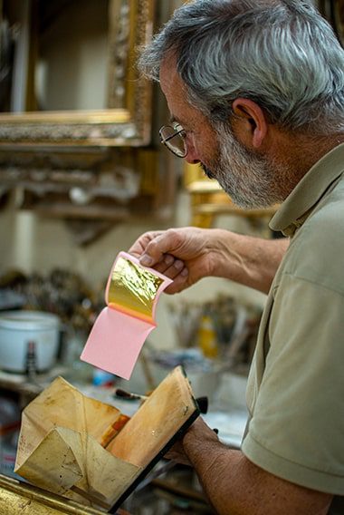 Atelier Schaefer, dorure à la feuille 6 - © François Piccione @bobinemagazine Atelier Schaefer, dorure à la feuille 6 - © François Piccione @bobinemagazine
