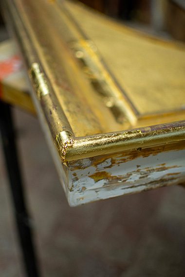Atelier Schaefer, dorure à la feuille 2 - © François Piccione @bobinemagazine Atelier Schaefer, dorure à la feuille 2 - © François Piccione @bobinemagazine